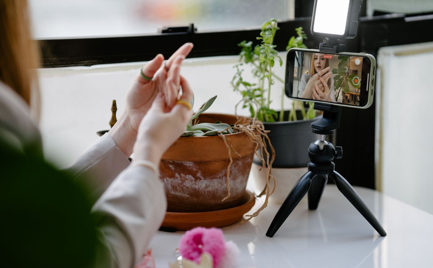 Remote Videoproduktion mit Smartphone auf Stativ